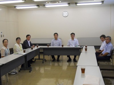 JA茨城中央会の秋山専務理事と懇談する各氏