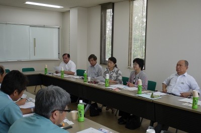 JCO(左側)から聞き取り調査する各氏 JCO(左側)から聞き取り調査する各氏