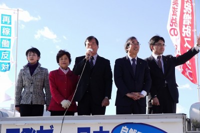 街頭から訴える江尻市議、大内県議、田谷県委員長、中庭市議、田中市議（左から）=1月4日、水戸市