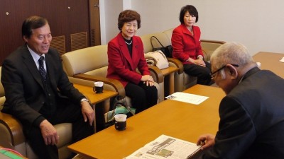 県医師会の齋藤会長（右）と懇談する田谷党県委員長、大内県議、小林氏＝8日、水戸市