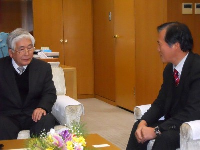 茨城県東海村の村上村長(左)と懇談する日本共産党の田谷県委員長=15日、東海村役場