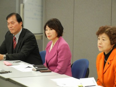 決意を述べる小林候補