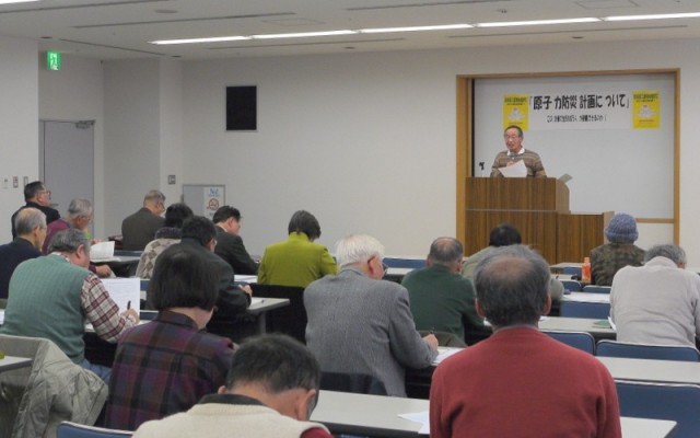「福島原発事故の教訓から何も学んでいない」と県の原子力災害対策案を批判する円藤氏=2月24日、水戸市