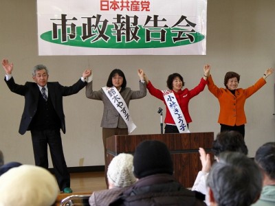 参加者の激励にこたえる福田、鈴木、小林、大内(左から)の4氏=3月2日、北茨城市