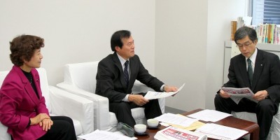 野口知事公室長(右)と懇談明する大内県議、田谷県委員長=3月1日、茨城県庁