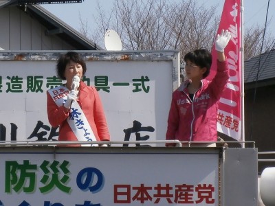 江尻加那市議(右)とともに訴える小林きょう子参院選挙区予定候補=3月9日、水戸市