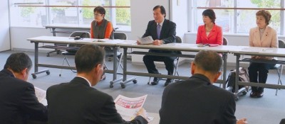 賃上げや雇用拡大などを労働局担当者に要請する(正面右から)大内、小林、田谷、山中の4氏=4月25日、水戸市