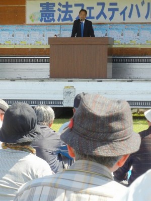 記念講演する前泊博盛氏=5月3日、水戸市
