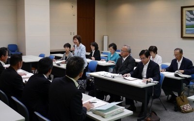 「職員給与の引き下げ中止を」と要請する大内県議ら=5月16日、茨城県庁