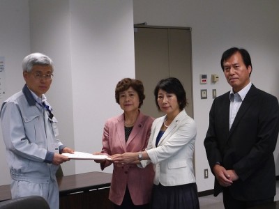 原子力機構東海研究開発センターの富田英二副センター長に申し入れ書を手渡す小林きょう子氏=5月30日、東海村