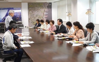 事故について説明を受ける日本共産党地方議員ら(右)=5月30日、東海村