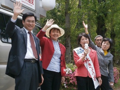 メーデー参加者を激励する小林きょう子予定候補(左から3人目)と党議員=5月1日、つくば市