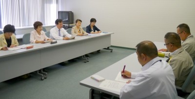 原電担当者(右列)に抗議し、工事中止と原発の廃炉を要請する(左から)大名、大内、田谷、川崎、江尻の各氏=6月25日、茨城県東海村