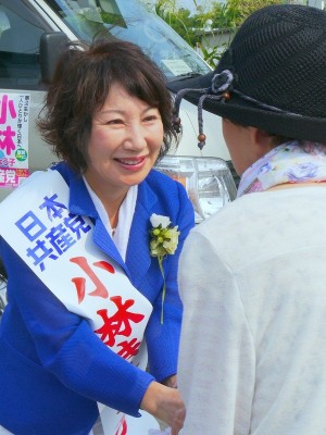 聴衆に握手と支持を訴える小林きょう子候補=7月10日、筑西市 