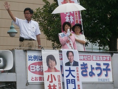 演説する小林きょう子候補と応援弁士の大門みきし参院議員（左）=7月19日、龍ケ崎市