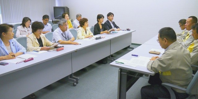 原電の濱田社長の発言に抗議し、撤回を求める党県議、市町村議ら(左側)=7月29日、茨城県東海村