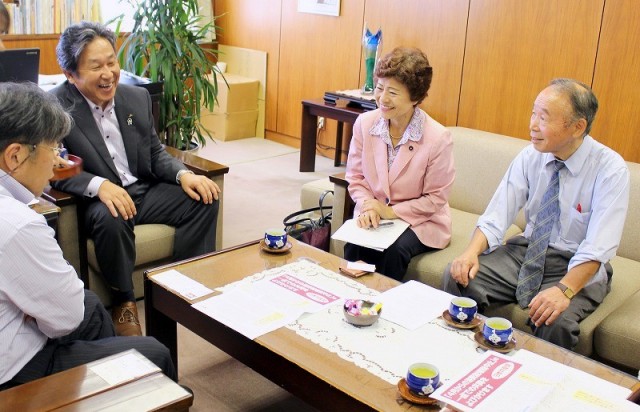 JA県中央会の秋山専務理事（左から2人目）らと懇談する鈴木県議、大内県議（右から）=9月19日、水戸市