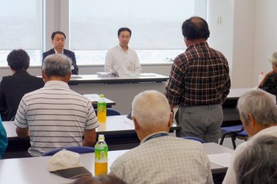 県担当者(正面)に家計の窮状を訴え、引き下げ撒回を求める人たち=9月25日、茨城県庁