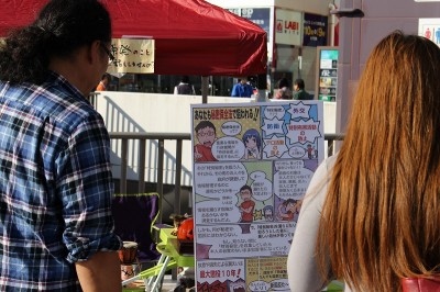 市民(右)に秘密保護法の危険性を説明する宣伝参加者(左)=10月27日、水戸市