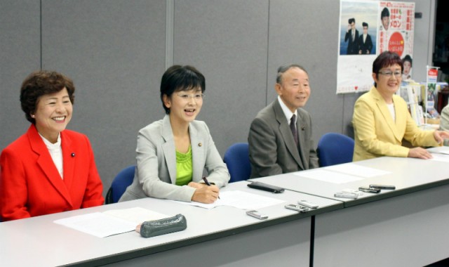 出馬表明会見で、決意と抱負を語る(左から)大内、江尻、鈴木、山中の4氏=10月30日、茨城県庁内の記者クラブ