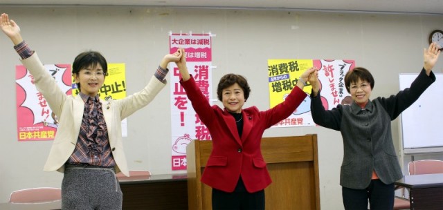 集会参加者の激励にこたえる江尻、大内、ふじさく(左から)の3氏=11月9日、水戸市