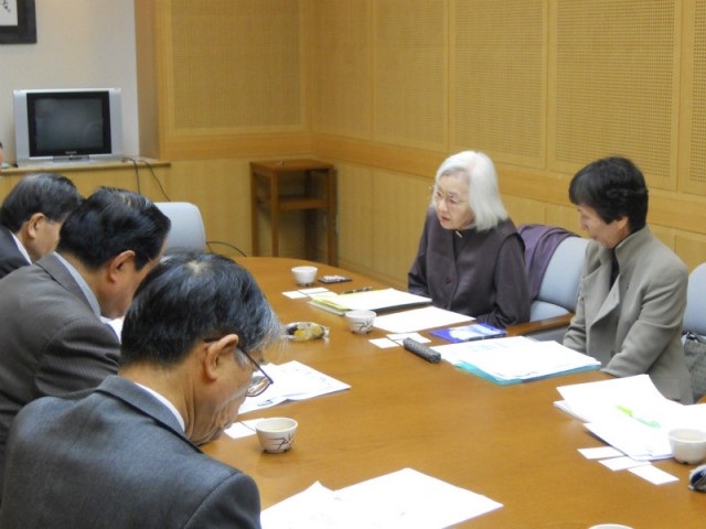 日弁連勧告について報告する土井道子さん(中央右)と塚越恵子さん(右)=11月7日、日本共産党本部