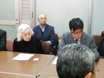 大門参院議員と要請する土井道子さん（左）=11月25日、内閣府