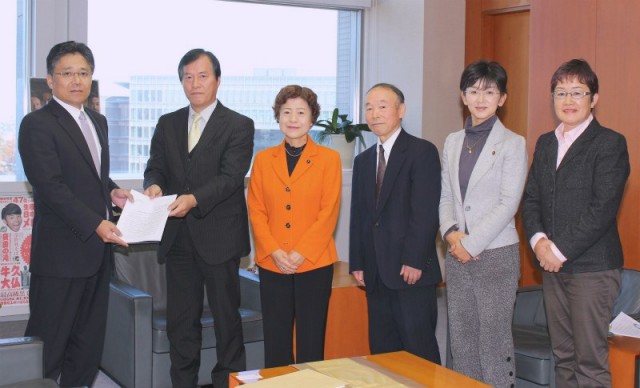 榊真一副知事(左)に「重点要望書」を提出する田谷県委員長、大内県議、鈴木県議、江尻水戸市議、山中元県議(左から)=11月29日、茨城県庁