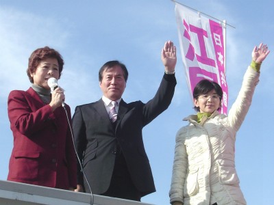 「安倍内閣の暴走にストップを」と訴える大内県議、田谷氏、江尻市議(左から)=1月4日、水戸市