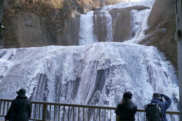 凍結が進んでいる袋田の滝=1月17日、茨城県大子町