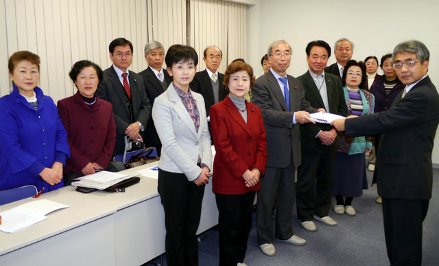 茨城県後期高齢者医療広域連合の保険料値上げ中止を求める陳情書を同広域連合の柴崎事務局長（右）に手渡す党県議、市町村議ら=2月5日、水戸市