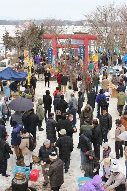 「百里初午まつり」に集い、基地撒去や秘密保護法廃止をめざしてたたかう決意を新たにする人たち=2月11日、茨城県小美玉市