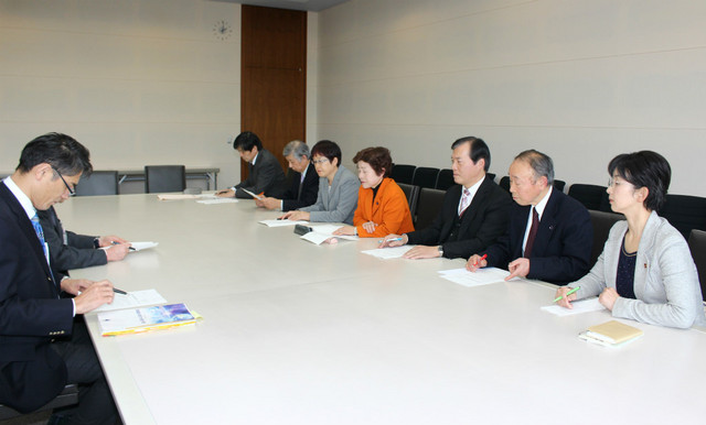 県担当者（左）に申し入れる大内久美子県議（中央）、鈴木さとし県議（右から2人目）ら=2月13日、茨城県庁