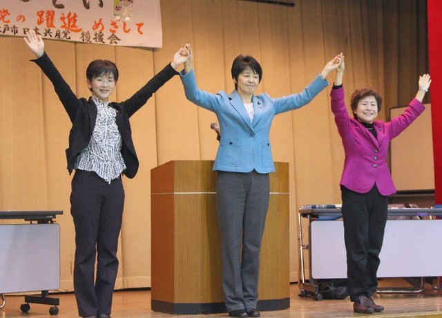 「春のつどい」で参加者の激励にこたえる江尻水戸市議、紙参院議員、大内県議（左から）=2月15日、水戸市