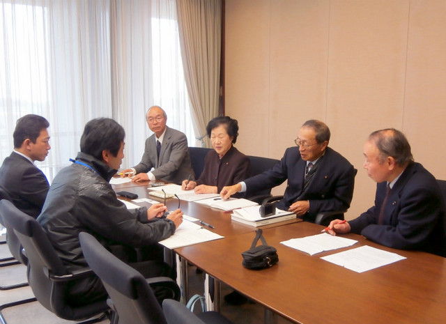 県担当者（左側）に新中核病院建設に県が積極的な役割を果たすよう要請する鈴木県議、菊池市議、加茂市議、三浦市議（右から）=2月20日、茨城県庁