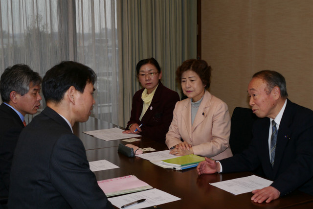 県担当者（左側）に「大雪で被害を受けた農家に再建支援を」と申し入れる鈴木、大内、梅沢の3氏（右から）=3月5日、茨城県庁