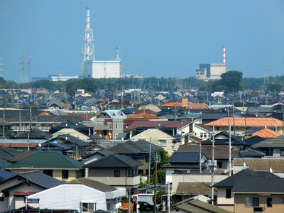 日本原電が再稼働をねらう東海第2原発（左奥）と廃炉作業中の東海原発（右奥）=東海村
