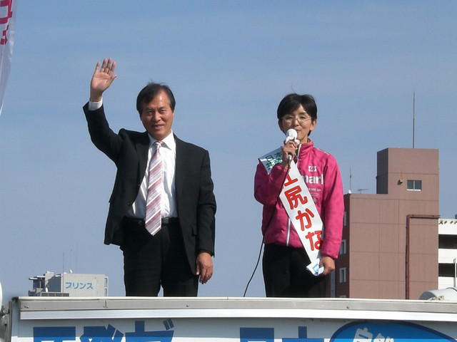 街頭から訴える江尻水戸市議（右）と田谷県委員長=4月1日、水戸駅南口