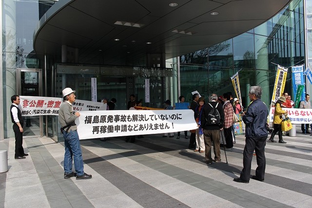 原電に抗議するとともに、「首長は申請を認めるな」と要請する住民ら=4月17日、水戸市