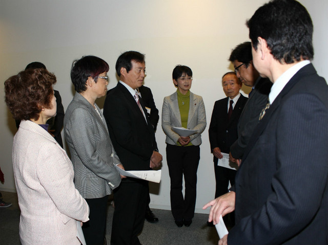 原電担当者（右2人）に適合性審査の申請を中止するよう申し入れる県議、県議予定候補ら=4月18日、水戸市