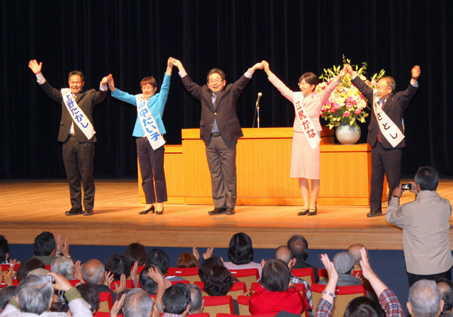 聴衆の激励にこたえる上野、山中、小池、江尻、鈴木の5氏（左から）=4月20日、水戸市