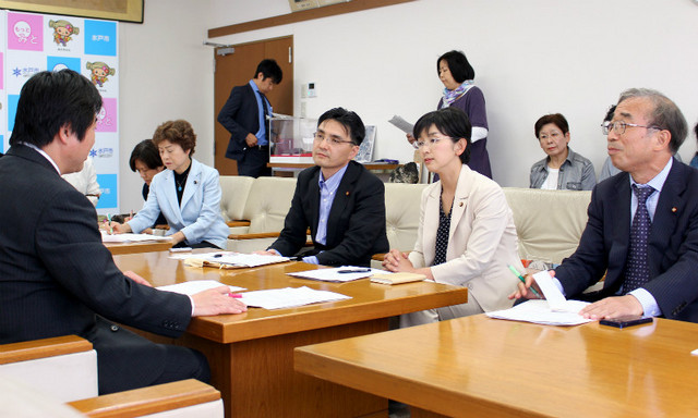 高橋市長（左）に申し入れる中庭市議、江尻市議、田中市議、大内県議（前列右から）=5月12日、水戸市