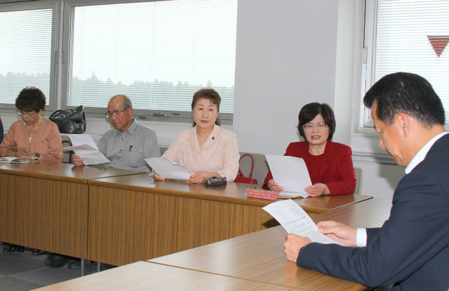 山田修・東海村長(右)に申し入れる大名村議(右から2人目)、川崎村議(右から3人目)ら=5月15日、東海村役場