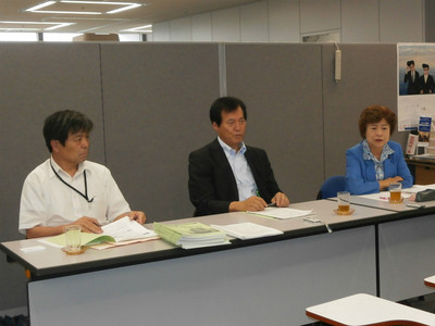 記者会見する竹内県副委員長、田谷県委員長、大内県議(左から)=6月18日、茨城県庁