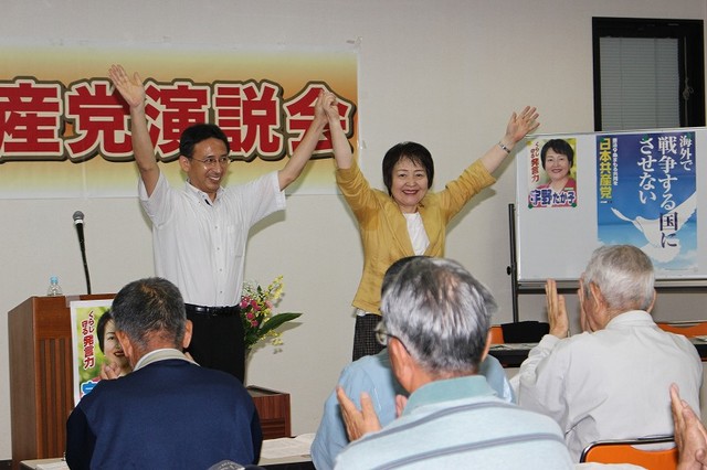 参加者の激励にこたえる塩川衆院議員(左)と宇野市議予定候補=6月28日夜、茨城県常陸太田市
