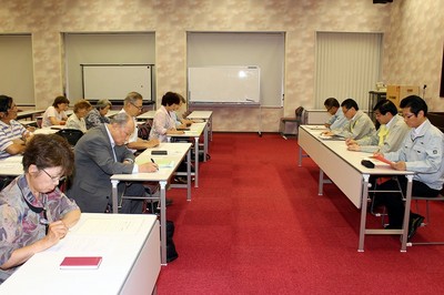 原電担当者（右側）に広範な住民を対象にした脱明会の開催を求める党議員や民主団体の人たち=6月30日、東海村