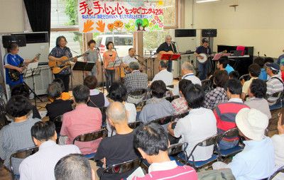 ヒューマン・ファーマーズ(正面)の歌と演奏に聞き入るコンサート参加者=7月13日、茨城県石岡市