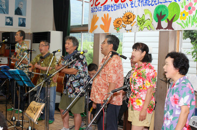 原発の廃炉をよびかける「いわき雑魚塾」のメンバー=7月13日、茨城県石岡市