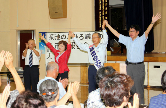 参加者の激励にこたえる大門参院議員、菊池市議、大内県議、小堀氏（右から）=8月3日夜、茨城県桜川市