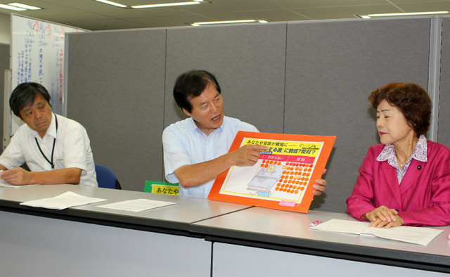 シール投票の結果を説明する田谷県委員長（中央）、大内県議（右）、竹内副委員長=8月7日、県庁内の記者クラブ